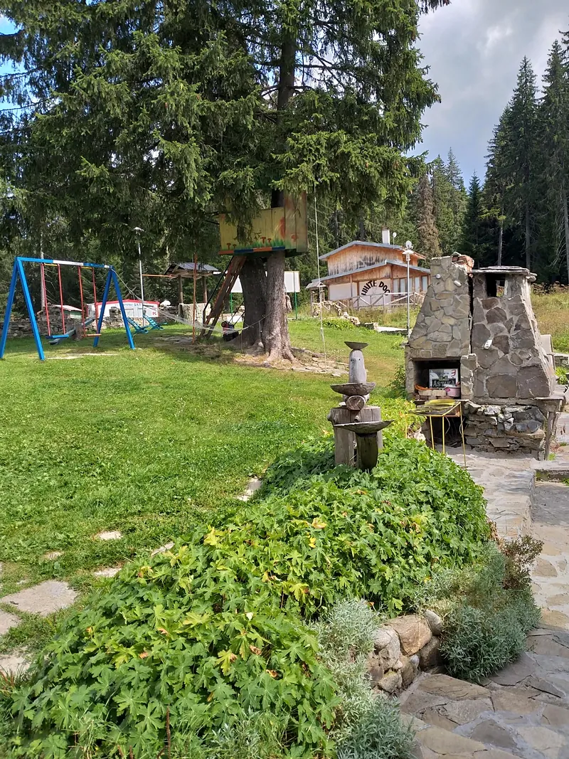 Каменното барбекю в градината на хотела