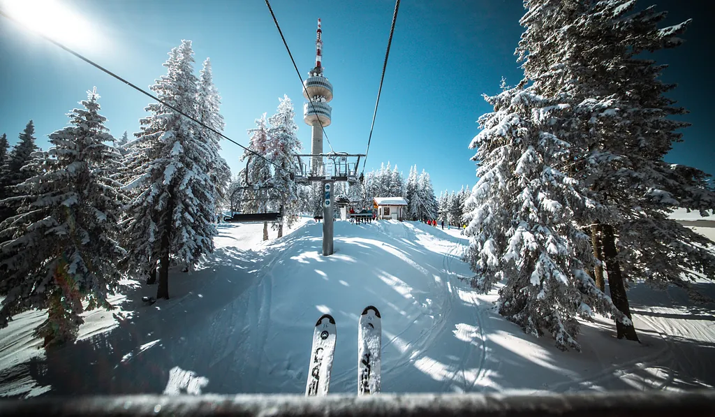 С лифта към връх Снежанка през заснежената гора на Пампорово
